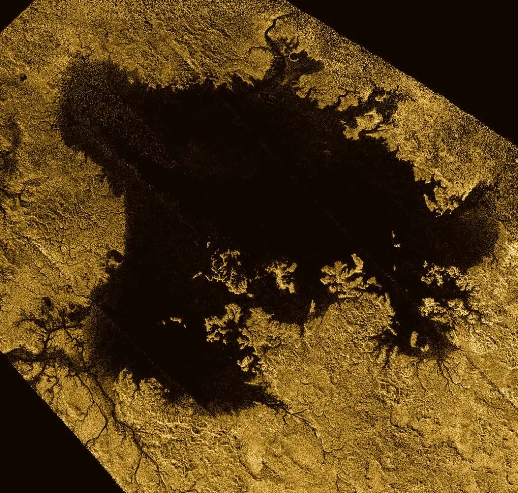 レーダーが捉えたタイタンの海、リゲイア海。金色の大地に黒く横たわる